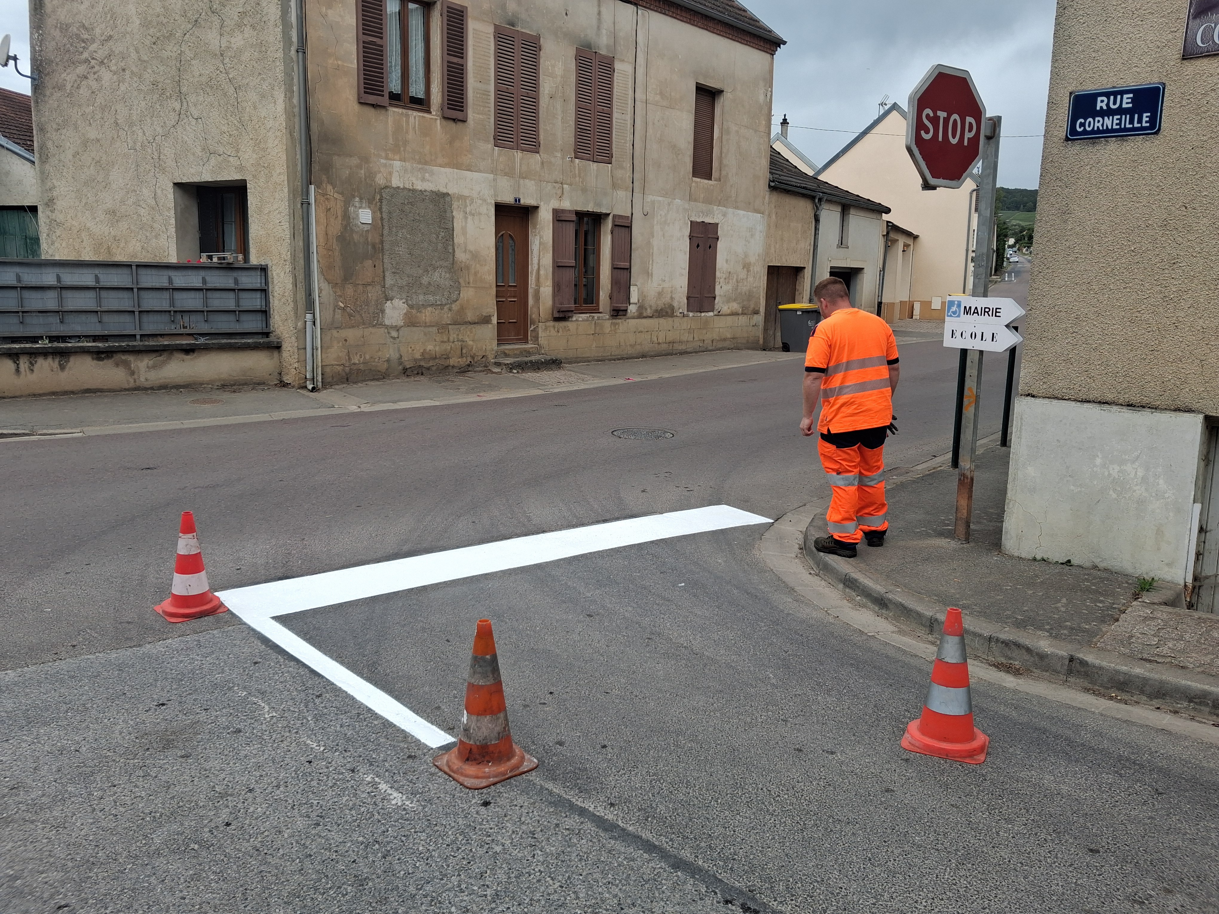 Peinture dans la rue principale 